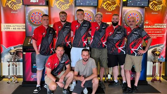 So sehen Sieger aus: Das Team des Pforzheimer Eurobar Eventhauses hat es mit Fleiß und Können beim E-Darts in die Bundesliga ges