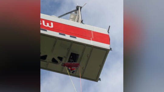 Durch eine Bodenluke geht es für den Patienten und den Rettungssanitäter 170 Meter weit nach unten. Röhr