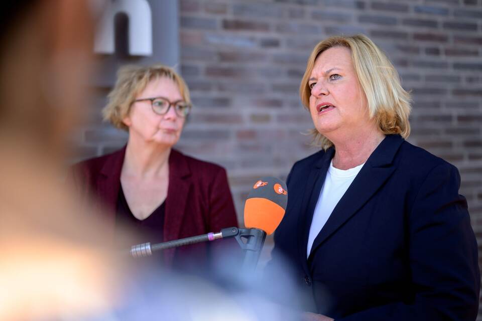Bremer Innensenatorin und Niedersachsens Innenministerin Bremer Innensenatorin und Niedersachsens Innenministerin