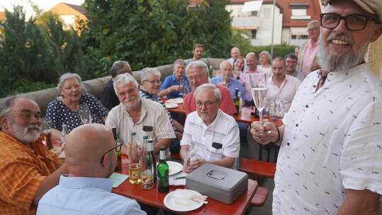 Der Meister vom Stuhl Frank Sehlmeyer freut sich über viele Gäste und angeregte Gespräche auf der Terrasse des Logenhauses. Roll