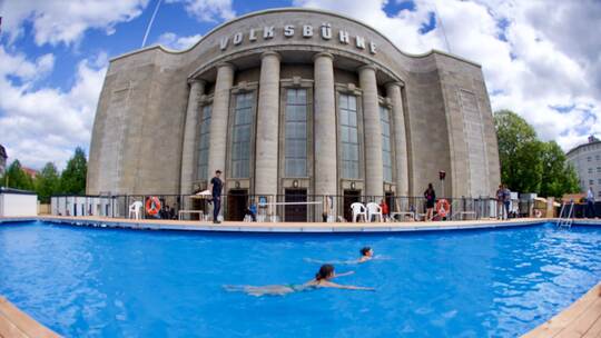 Baden vor der Volksbühne Baden vor der Volksbühne