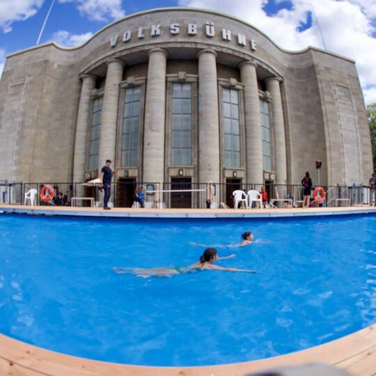 Baden vor der Volksbühne