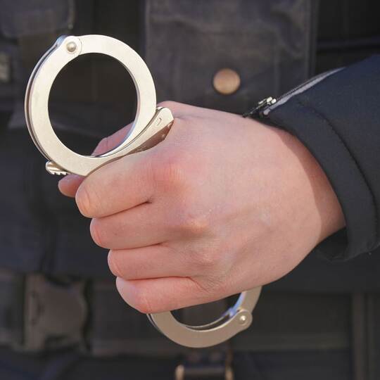 Polizei Handschellen - Symbolbild