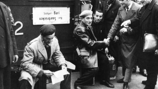 Italienische Gastarbeiter warten im September 1970 vor ihrer Abfahrt in den Heimaturlaub auf dem Hauptbahnhof von Stuttgart. Ihr Sonderzug für Gastarbeiter