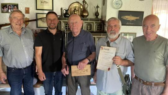 Gratulieren ihrem langjährigen Kameraden (von links): Werner Wagner, Denis Jost, Jubilar Kurt Dihlmann, Franz Bulander und Eberh