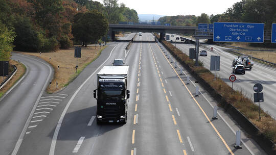 Sonntagsfahrverbot für Lkw bis Ende September ausgesetzt