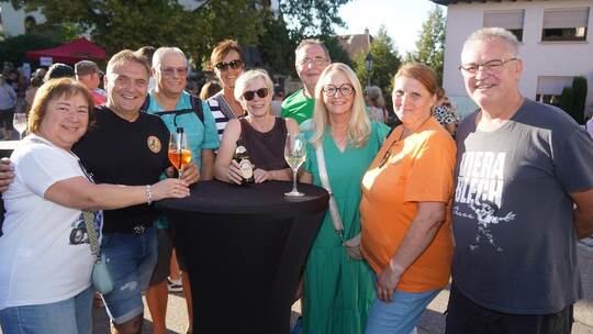 Beste Stimmung herrscht bei den Gästen und den Machern der Sommerlounge, auch bei Bürgermeister Heiko Faber (Zweiter von links)