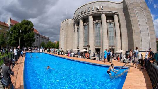 Baden vor der Volksbühne