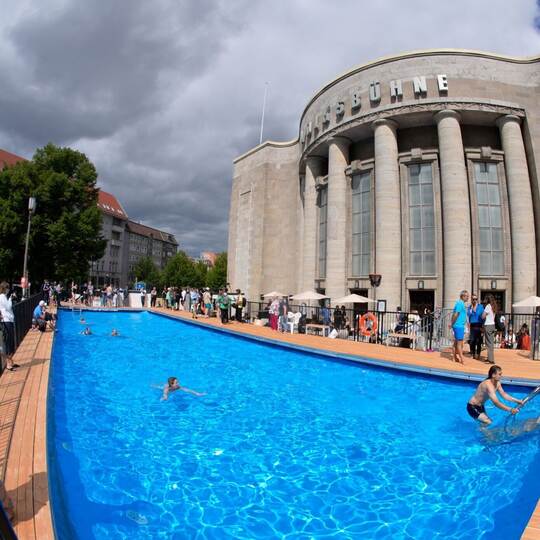 Baden vor der Volksbühne