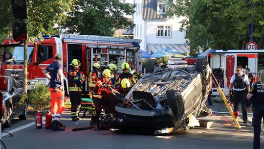 Auto landet bei Unfall auf dem Dach - Mann kommt ins Krankenhaus Auto landet bei Unfall auf dem Dach - Mann kommt ins Krankenhaus