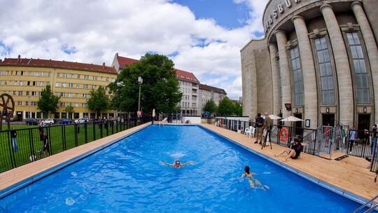 Baden vor der Volksbühne
