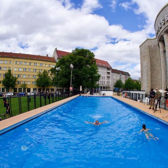 Baden vor der Volksbühne