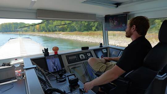 Binnenschiff auf dem Rhein Binnenschiff auf dem Rhein