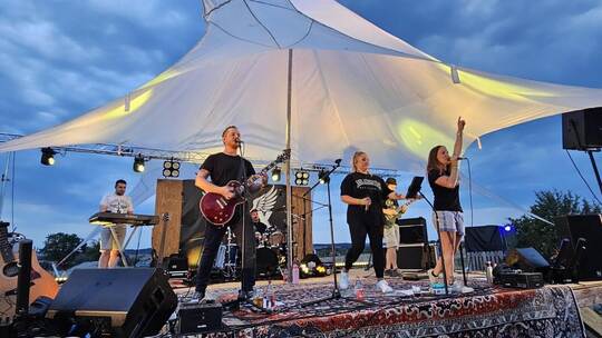 Neben der Cover-Rockband PhineX sorgt auch die Band 200 Bar aus dem Raum Böblingen mit Gitarrenriffs und Rockhymnen für Festival