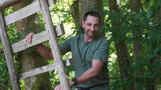 Unter Aufsicht des Jägers Simon Vielsack dürfen die Kinder im Kämpfelbacher Wald einen der Hochsitze aus heimischem Holz erklimm