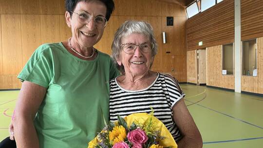 Mit einem Blumenstrauß verabschiedet Teilnehmerin Annette Tischer, Jahrgang 1960, ihre Übungsleiterin Margret Strobel (von links