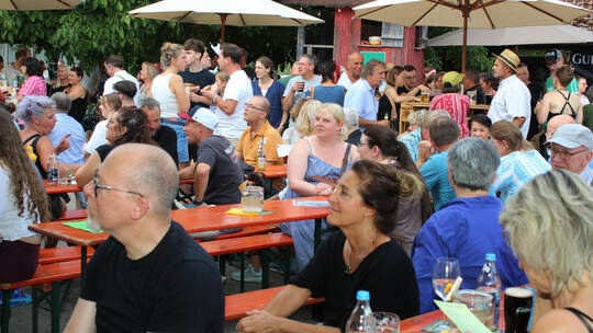 Rund 300 Besucher genießen beim Open-Air „Folk on Farm“ Irish Folk auf dem Schülenswaldhof. Prokoph