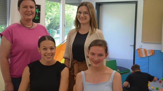 Anja Gorki und Eva Gnam (hinten, von links) freuen sich, dass die Praktikantinnen Jule und Lucia (vorne, von links) sie bei der
