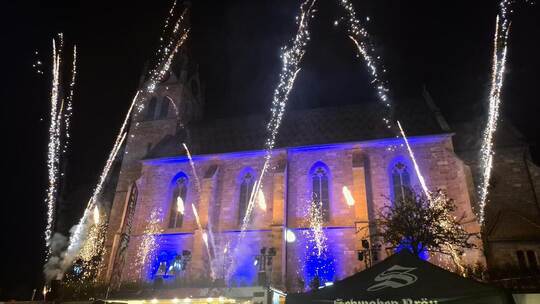 Die Kirche rückt durch das Feuerwerk in den Mittelpunkt. Technische Probleme sorgen dafür, dass das Spektakel etwas kleiner ausf