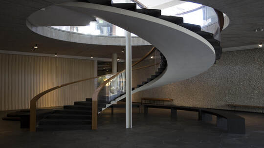 Auch die markante Wendeltreppe im Reuchlinhaus bekommt eine Rolle: Sie wird im Film zum Durchgang zwischen Realität und magische