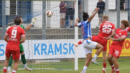 Einstand nach Maß in der 14. Minute: Nach einer Ecke köpft Marko Pilic im ersten Heimspiel der neuen Oberliga-Saison das 1:0 für