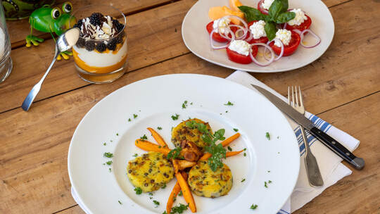 Drei Gänge für warme Tage: Das vegetarische Sommermenü setzt auf frische Zutaten und viel Aroma.
