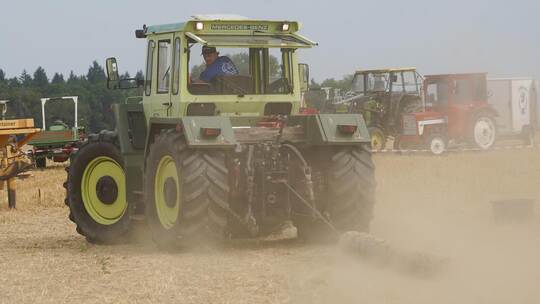 Bei einem Geschicklichkeitswettbewerb müssen die Teilnehmer mit ihrem Traktor einen Holzstamm durch einen Parcours ziehen. Es ko