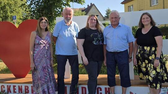 Nicole Gaidetzka (Mitte) und Regina Schendel (rechts, beide Unabhängige Bürger) sowie Waldemar Meser, Rolf Constantin und Žaklin