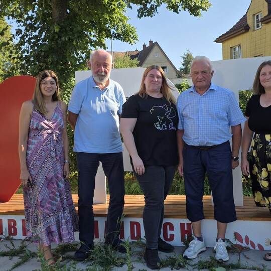Nicole Gaidetzka (Mitte) und Regina Schendel (rechts, beide Unabhängige Bürger) sowie Waldemar Meser, Rolf Constantin und Žaklin