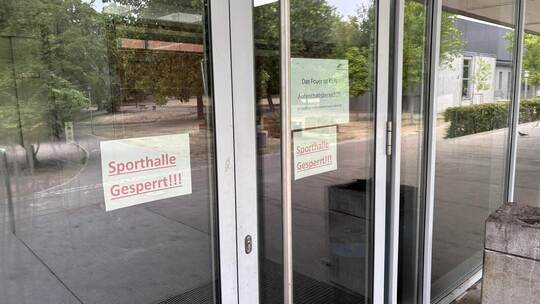 Am Eingang zur Benckiser-Halle wird auf die Sperrung hingewiesen. Nach Angaben der Stadt soll die Halle zum Schuljahresbeginn wi