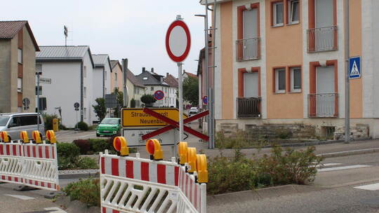Gesperrte Ein- und Ausfahrt zum „Sonnenkreisel“ in Alter Pforzheimer Straße.