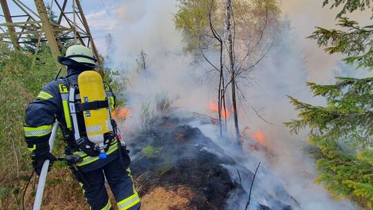 Großeinsatz bei Waldbrand bei Schramberg Großeinsatz bei Waldbrand bei Schramberg