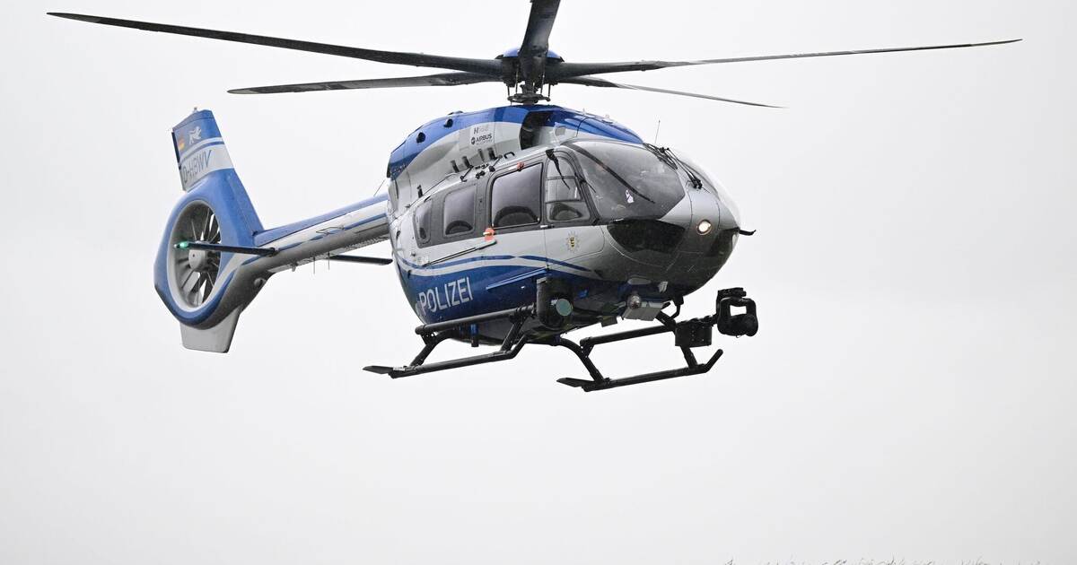 Helicopter deployment during the night: Vehicle fire in Bauschlott ...