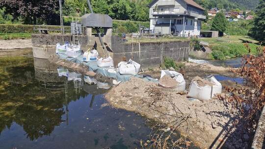 Große Sandsäcke stauen das eh schon niedrige Wasser der Enz, damit die Bauarbeiten an der Stauklappe in Calmbach reibungslos fun