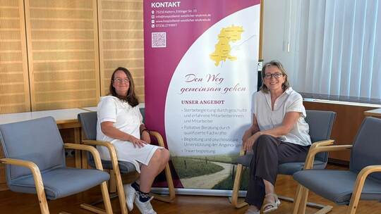 Elke Bachteler (links) und Heidi Kunz kümmern sich beim ambulanten Hospizdienst westlicher Enzkreis um die Einsatzleitung. Sie f