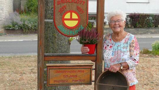 Der Mädchenname Sester der Göbricherin Erika Elsäßer, die ihren 90. Geburtstag feiert, stellt das alte Ortswappen von Bauschlott