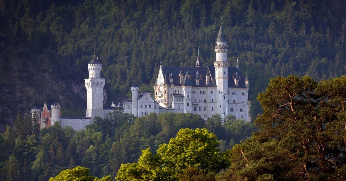 Neuschwanstein Castle, a major tourist attraction: A woman from Ötisheim ...