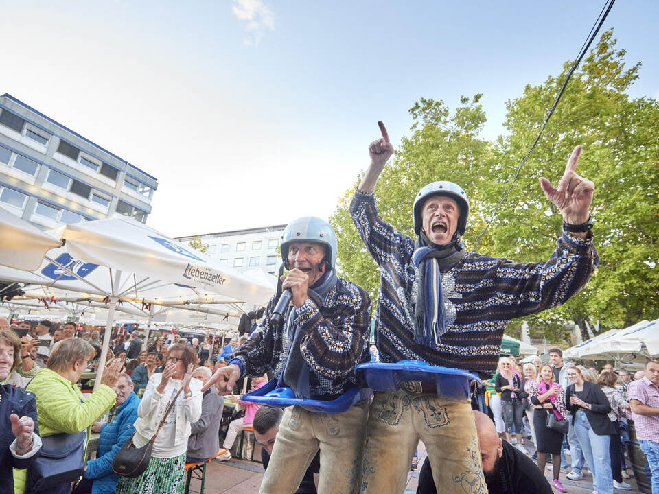 Zünftig und fröhlich geht es auf Pforzheims Marktplatz zu. Oechsle-Fest.