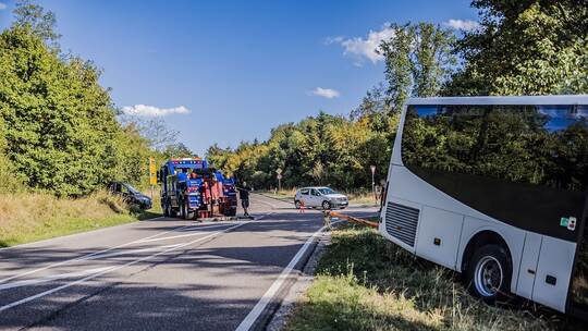 Friolzheim: Linienbus kommt von Fahrbahn ab