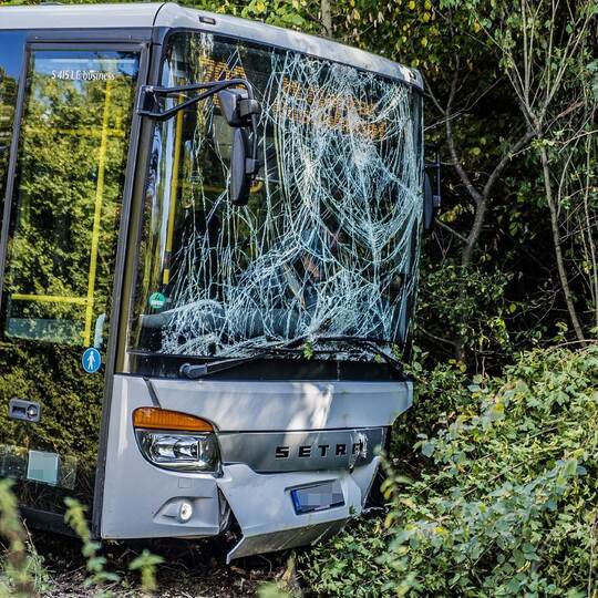 Friolzheim: Linienbus kommt von Fahrbahn ab