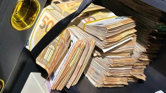 Nachdem der Zoll am Stuttgarter Flughafen bei einer Pforzheimer Reisegruppe um den damaligen Fußball-Verbandsligisten GU-Türkisc Zoll geht gegen Schwarzarbeit vor - Sechs Männer verhaftet
