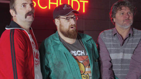 Gerhard Richter (Valentin Hess, von links), Gottlob „Gogo“ Goller (Patrick Lörcher) und Hermann Nüssler (Markus Kiefer) im „Sche