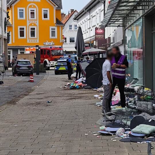 Auto rast durch Fußgängerzone