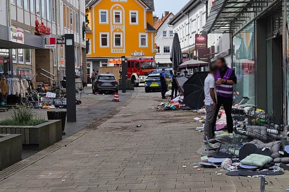 Auto rast durch Fußgängerzone Auto rast durch Fußgängerzone