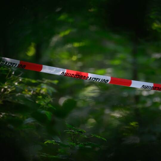 Absperrband im Wald