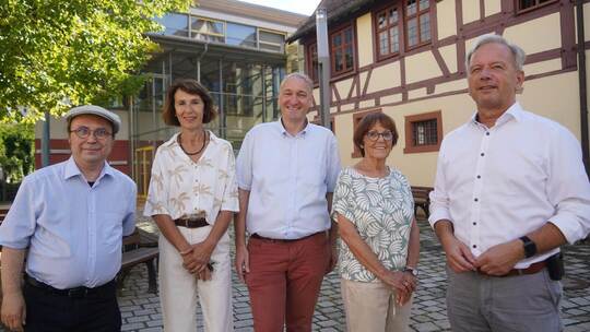 Der neue VHS-Direktor Heiko Müller (Mitte) mit Außenstellen-Koordinator Andreas Friedel, den Außenstellen-Leiterinnen Monika Rut