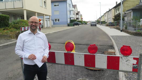 Im Bergfeld ist ein Straßenabschnitt bereits saniert. Im weiter hinten befindlichen Baugebiet „Neumo“ soll Wohnraum entstehen. F