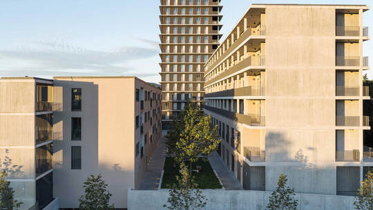 Das Hochhaus „Carl“ (Bildmitte) als Teil eines „sorgfältig komponierten Ensembles“. Foto: HGEsch