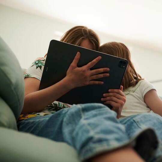 Kinder mit Tablet