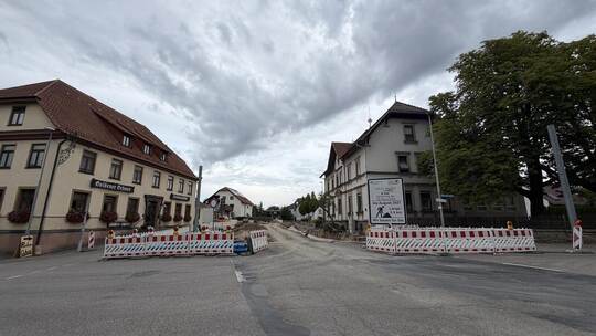Baustelle Nummer 2 auf der Übersichtskarte oben: Die lange voll gesperrte Ortsdurchfahrt in Bauschlott. Johannes Rose